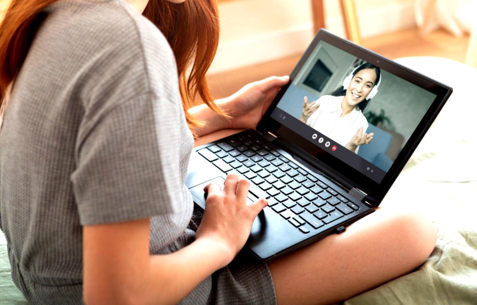 Persona revisando documentos financieros con laptop