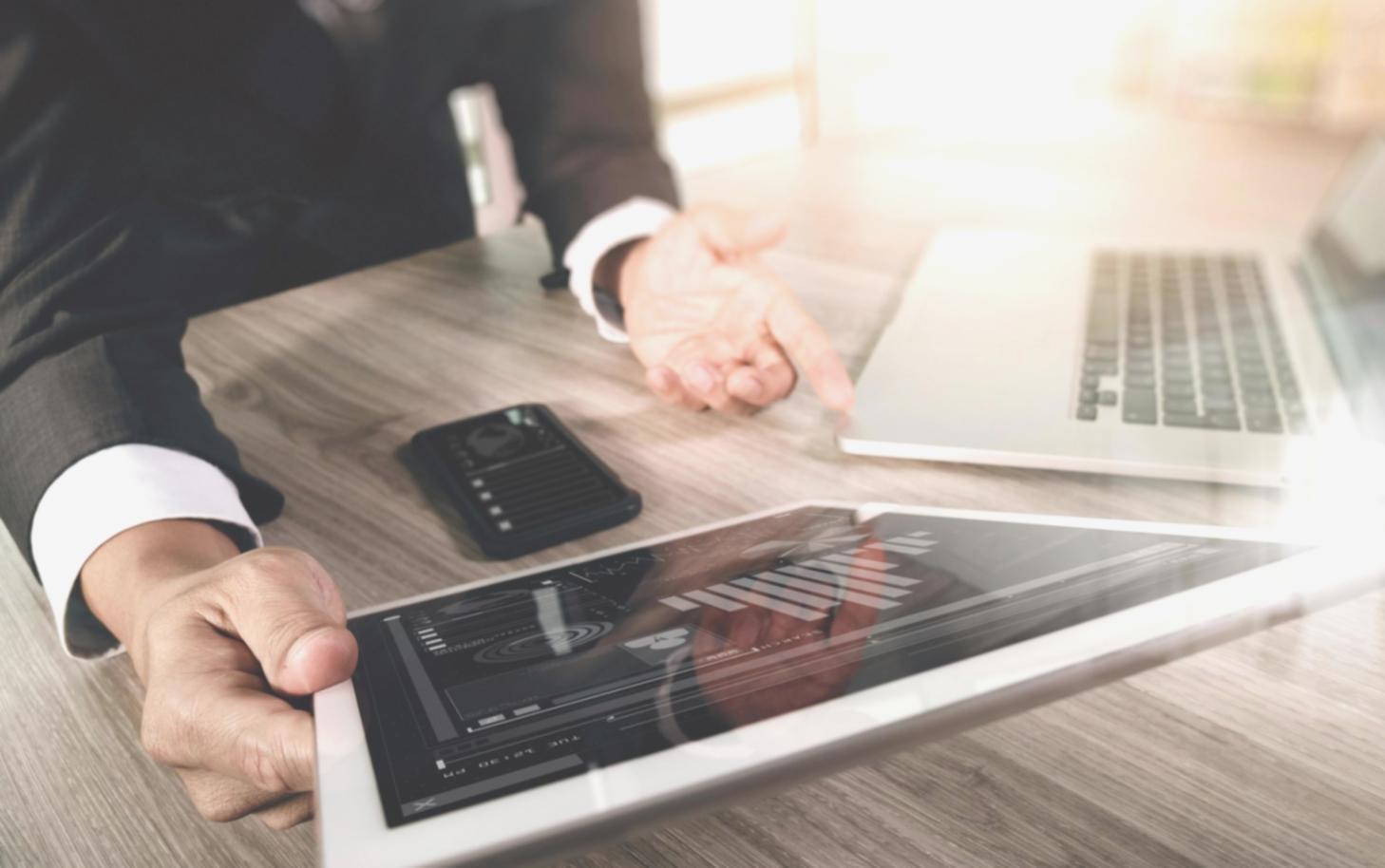 Equipo de exaviontrel trabajando en la oficina de Terrassa