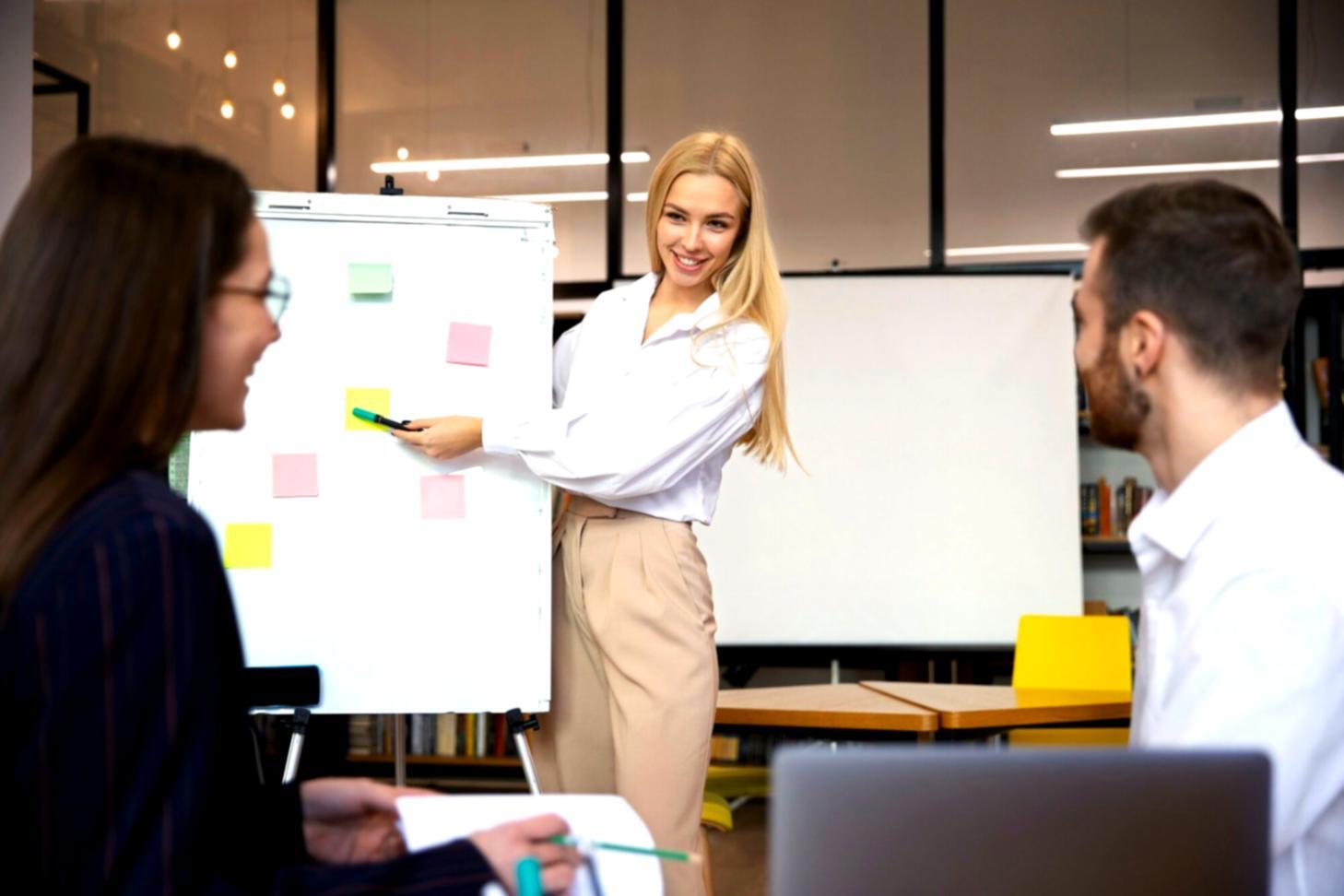 Espacio de trabajo organizado mostrando planificación financiera efectiva