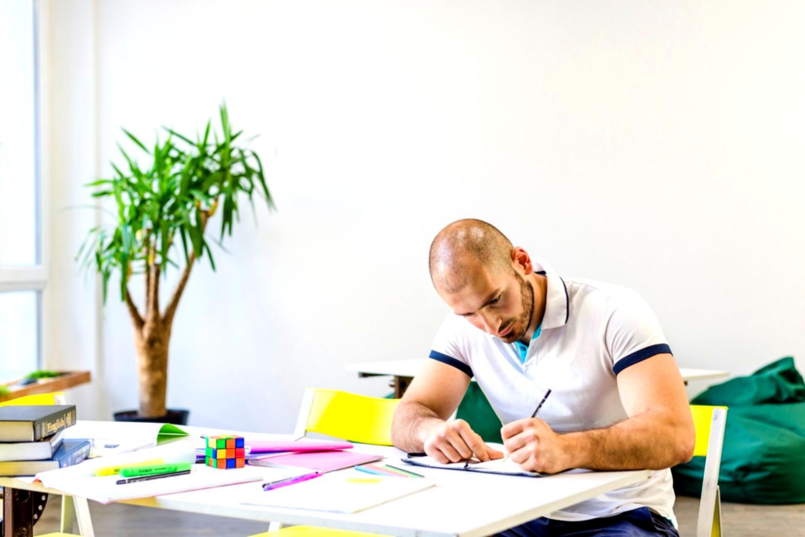 Interfaz de análisis financiero detallado con informes y proyecciones de objetivos