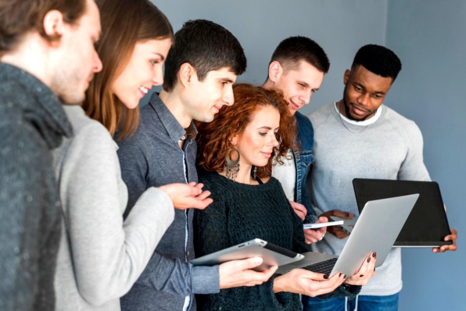 Panel de control mostrando el seguimiento de múltiples objetivos financieros con gráficos en tiempo real